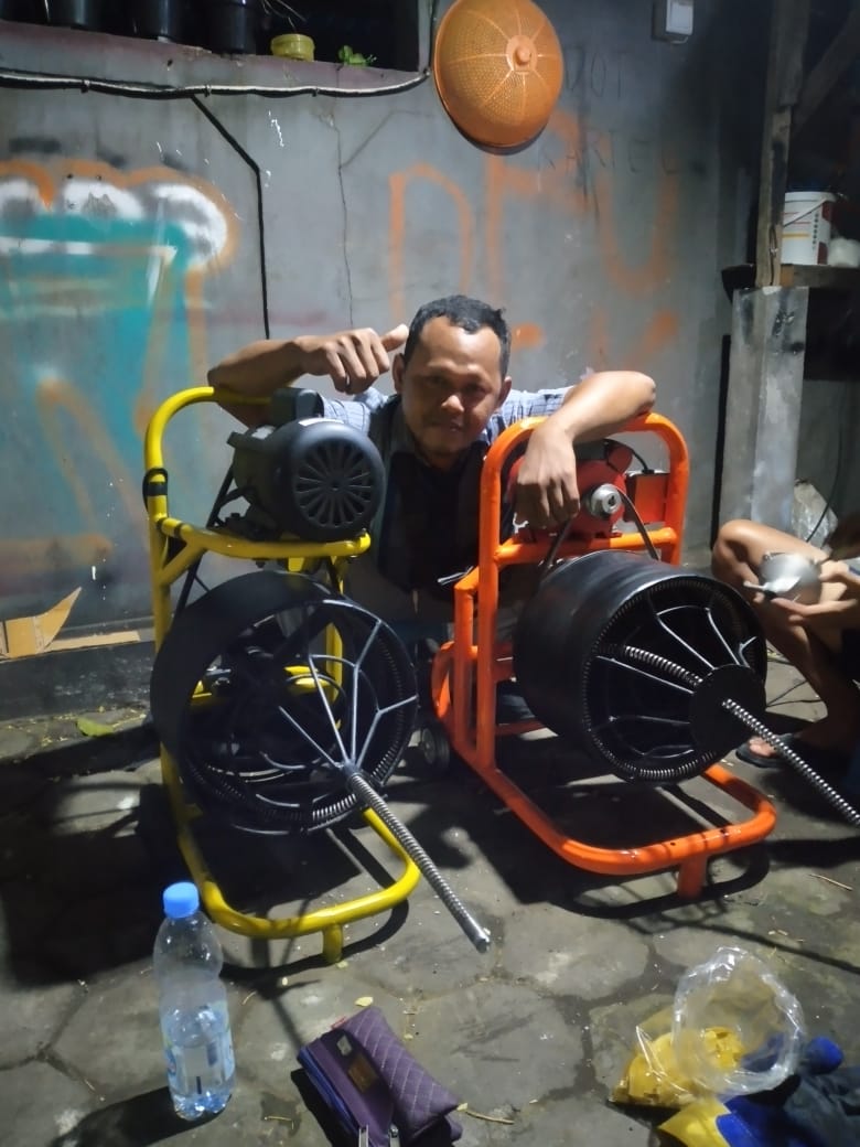 Tim tukang ahli mampet Bali sedang bekerja